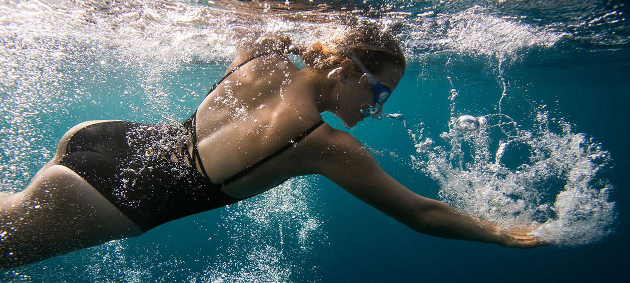 Οι ασκήσεις που μπορείτε να κάνετε μέσα στη θάλασσα ή την πισίνα – Τι να προσέχετε