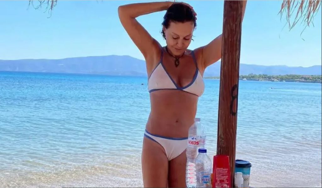 Α.Παλαιολόγου: Στιγμές χαλάρωσης για την ηθοποιό – Ποζάρει με το μπικίνι της σε παραλία του Λουτρακίου (φωτο)