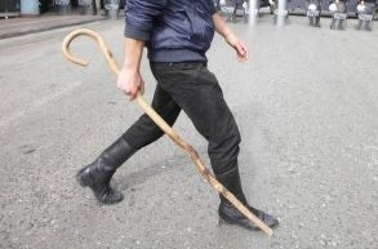 Χανιά: Άνδρας επιτέθηκε στην πρώην του με μαγκούρα στην πλατεία του χωριού – Τον κατήγγειλε ο 15χρονος γιος