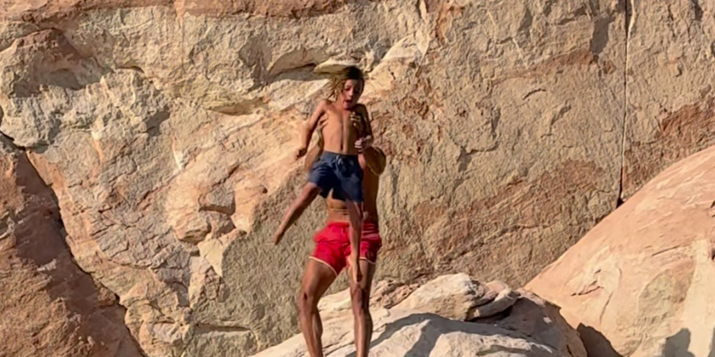 Βίντεο: Πατέρας πέταξε από βράχο τον 7χρονο γιο του για να ξεπεράσει τους φόβους του για βουτιές από μεγάλο ύψος