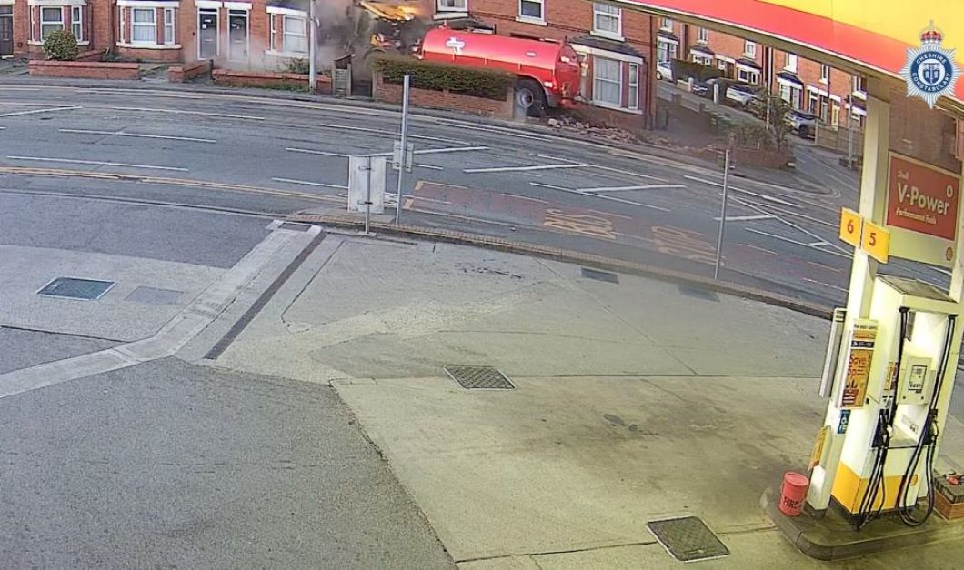 Βίντεο: Η στιγμή που τρακτέρ εκτινάσσεται και «καρφώνεται» σε οικία μετά από σύγκρουση με όχημα