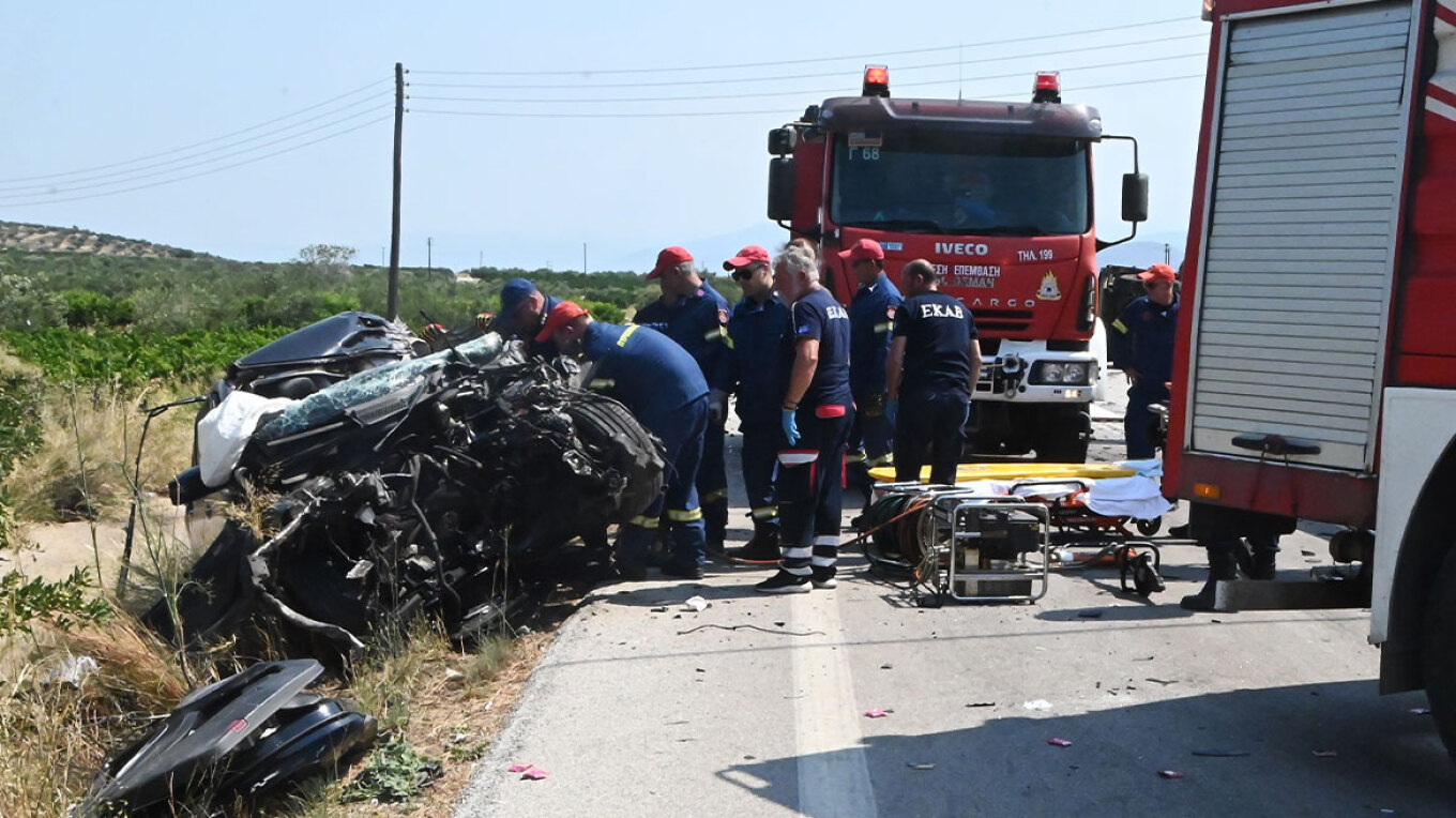 Σφοδρό τροχαίο με τρεις νεκρούς στην Αργολίδα: Φορτηγό συγκρούστηκε με όχημα που επέβαιναν τουρίστες (φωτό)