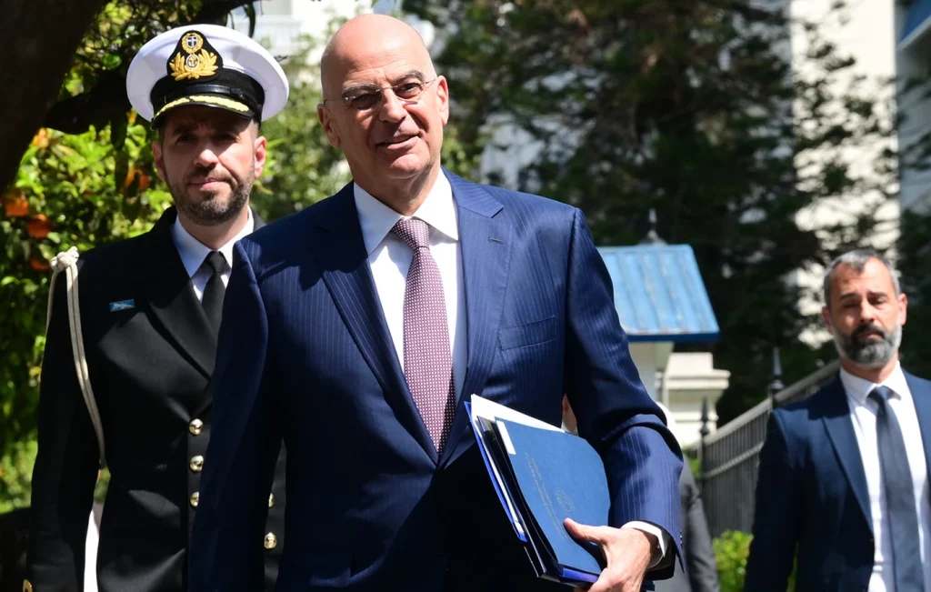 Στον Λίβανο ο Ν.Δένδιας με προσφορά Μ-113 για «έναν λόχο»