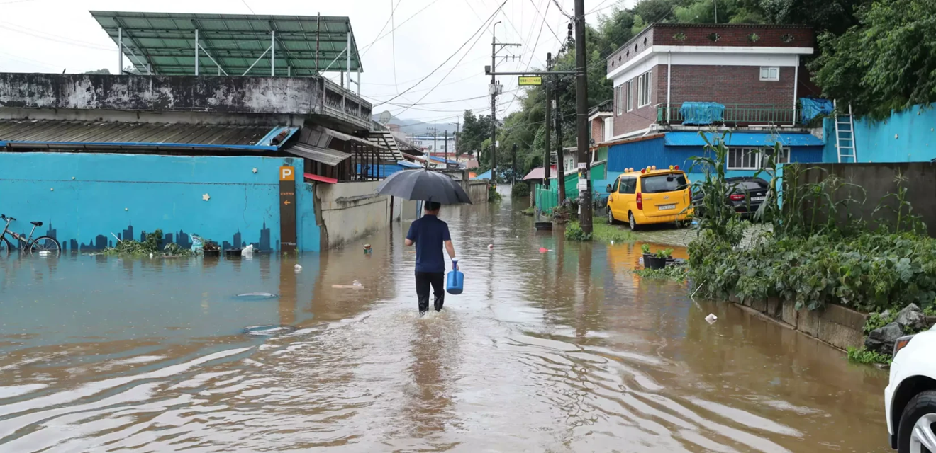 Δύο νεκροί από τις σφοδρές βροχοπτώσεις στη Νότια Κορέα – Πάνω από 1.000 άτομα απομακρύνθηκαν από τα σπίτια τους
