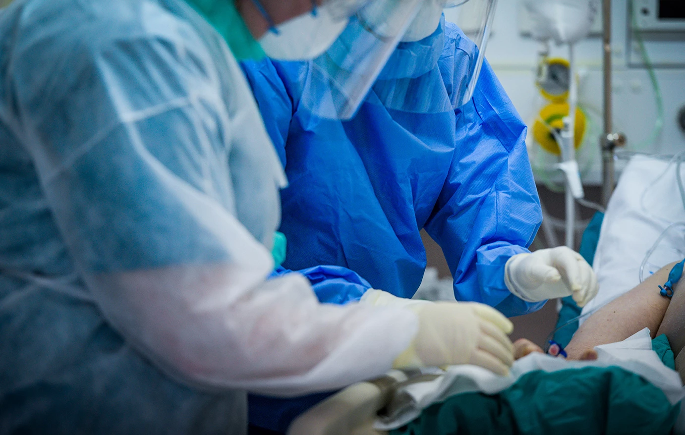 Διασωληνωμένη στη ΜΕΘ με κρανιοεγκεφαλικές κακώσεις η 4χρονη που παρασύρθηκε από φορτηγό μαζί με τον πατέρα της