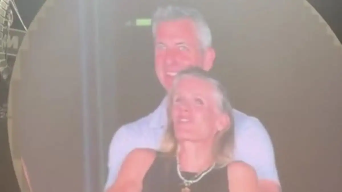 Ο Κρις Μάρτιν άθελά του αποκάλυψε τον εξωσυζυγικό δεσμό γνωστού CEO με υπάλληλό του (βίντεο)