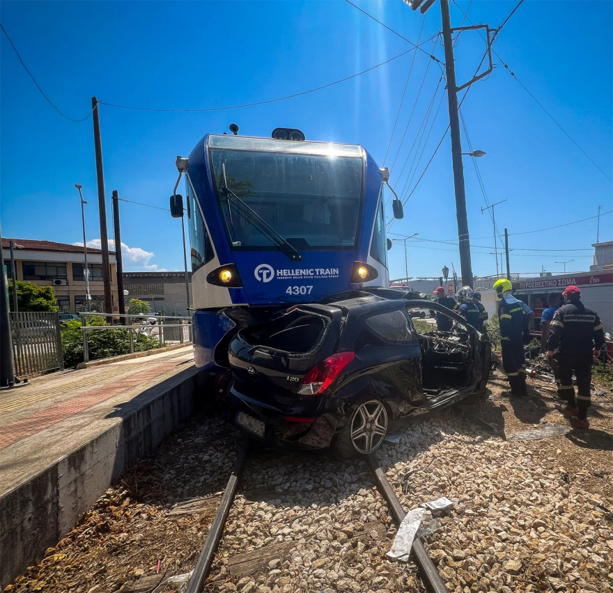 Πάτρα: Συγκρούστηκε συρμός του Προαστιακού με αυτοκίνητο –  Απεγκλωβίστηκε ο οδηγός του ΙΧ (βίντεο-φωτο) (upd)