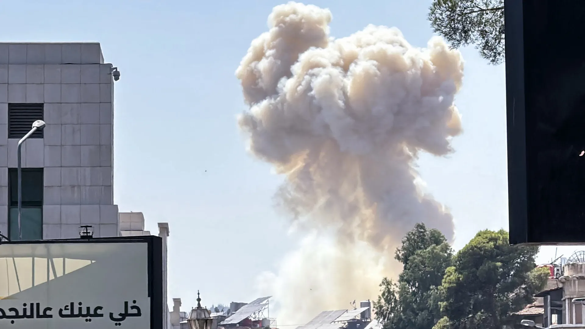 Κινδύνευσαν δυτικοί διπλωμάτες από τους χθεσινούς βομβαρδισμούς στο ΥΠΑΜ της Συρίας – Νεκροί 5 σωματοφύλακές τους