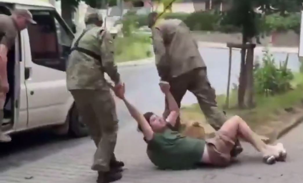 Ανελέητο ξύλο νεαρών από Ουκρανούς στρατιώτες επειδή αρνούνται να πολεμήσουν – Δείτε σχετικά βίντεο