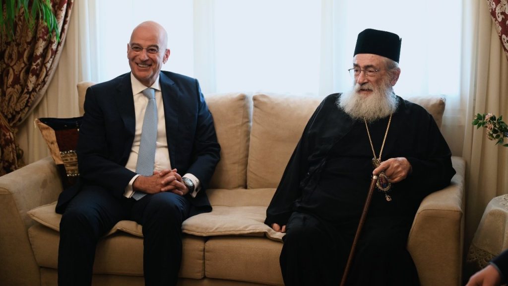Συνάντηση Νίκου Δένδια με τον Αρχιεπίσκοπο Σινά, Δαμιανό: «Αμέριστη στήριξη στη Μονή Σινά» (φωτο)
