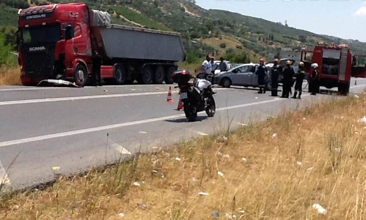 Φονικό τροχαίο στην Θήβα: Νεκρός ο οδηγός ενός ΙΧ μετά από σφοδρή σύγκρουση με φορτηγό