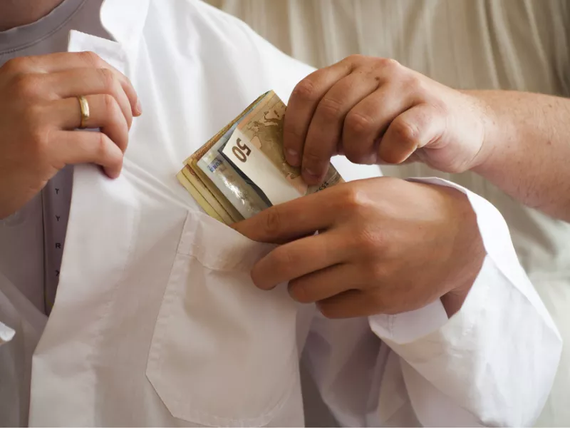 Θεσσαλονίκη: Στη φυλακή 52χρονος γιατρός για «φακελάκι» – Δεν πλήρωσε την εγγύηση