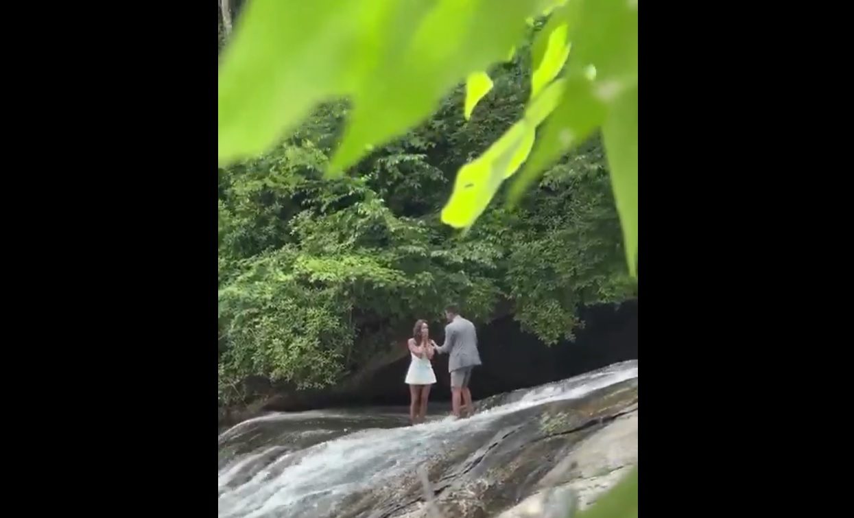 Ήθελε να κάνει πρόταση γάμου πάνω σε καταρράκτη αλλά γλίστρησε και έπεσε στο νερό – Δείτε το βίντεο που έγινε viral