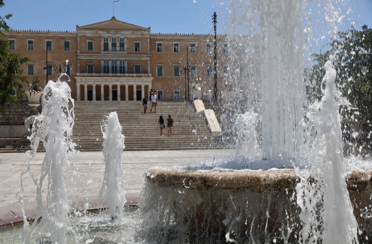 Καύσωνας: «Έχουμε ζήσει και χειρότερα» λένε οι μετεωρολόγοι – Οι περιοχές που βρίσκονται στο «κόκκινο» 