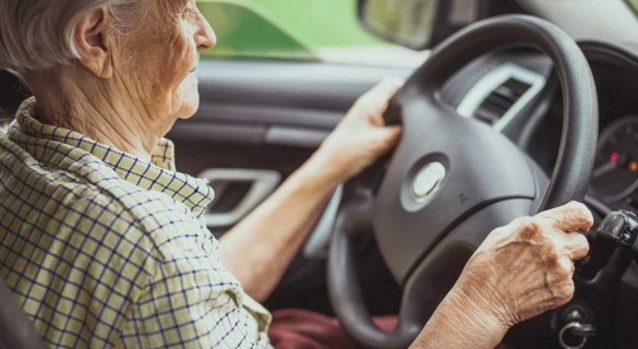 Φόβος και τρόμος 85χρονος που οδηγούσε χωρίς δίπλωμα – «Έκοβε» βόλτες σε κεντρική πλατεία στην Πάτρα