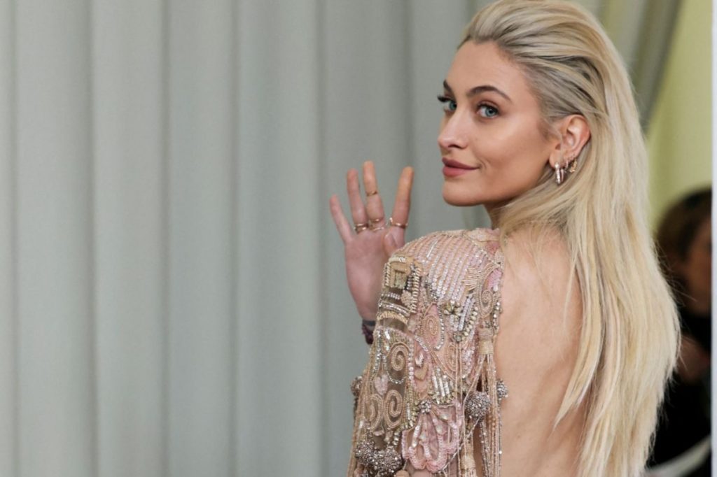 Η 27χρονη κόρη του Μ.Τζάκσον πόζαρε τόπλες σε λίμνη στην Καλιφόρνια και «αναστάτωσε» το Instagram (φωτο)