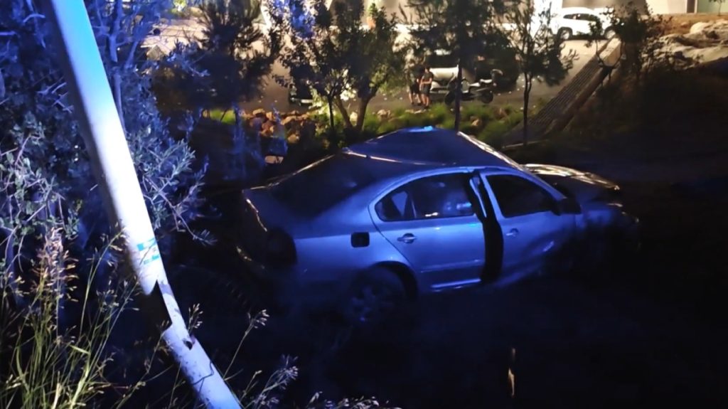 Τροχαίο ατύχημα στην Βουλιαγμένη: Αυτοκίνητο έσπασε την περίφραξη της Astir Marina – Στο νοσοκομείο δύο άτομα