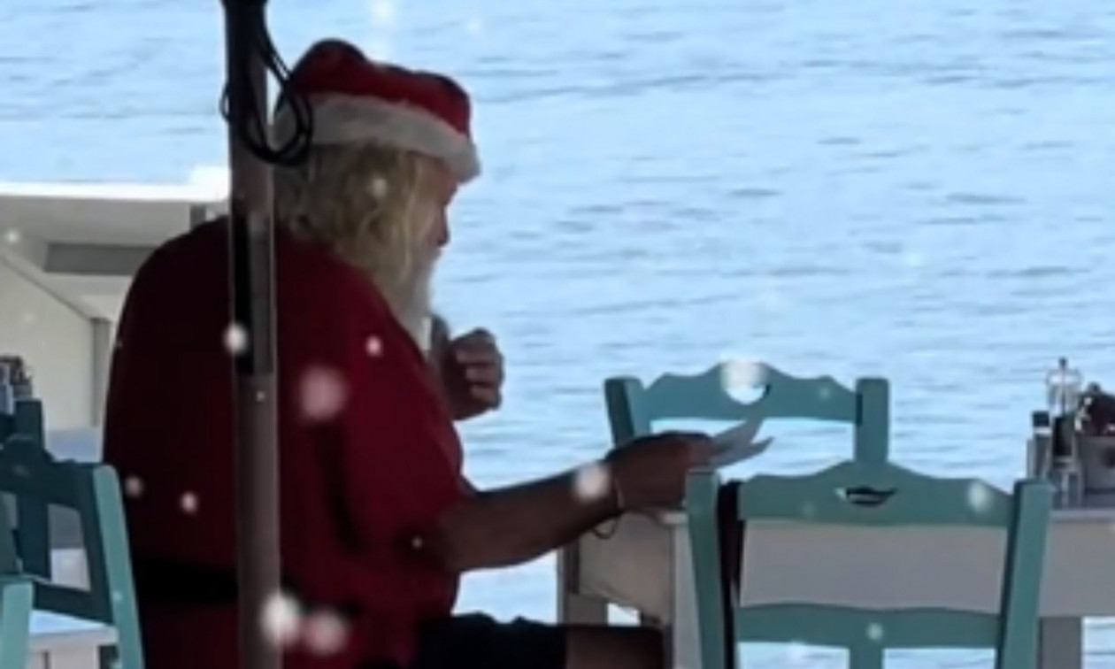 «Ο Άγιος Βασίλης της Νάξου»: Viral ο άνδρας που κυκλοφορεί στο νησί ντυμένος στα κόκκινα με σκούφο! – Δείτε βίντεο