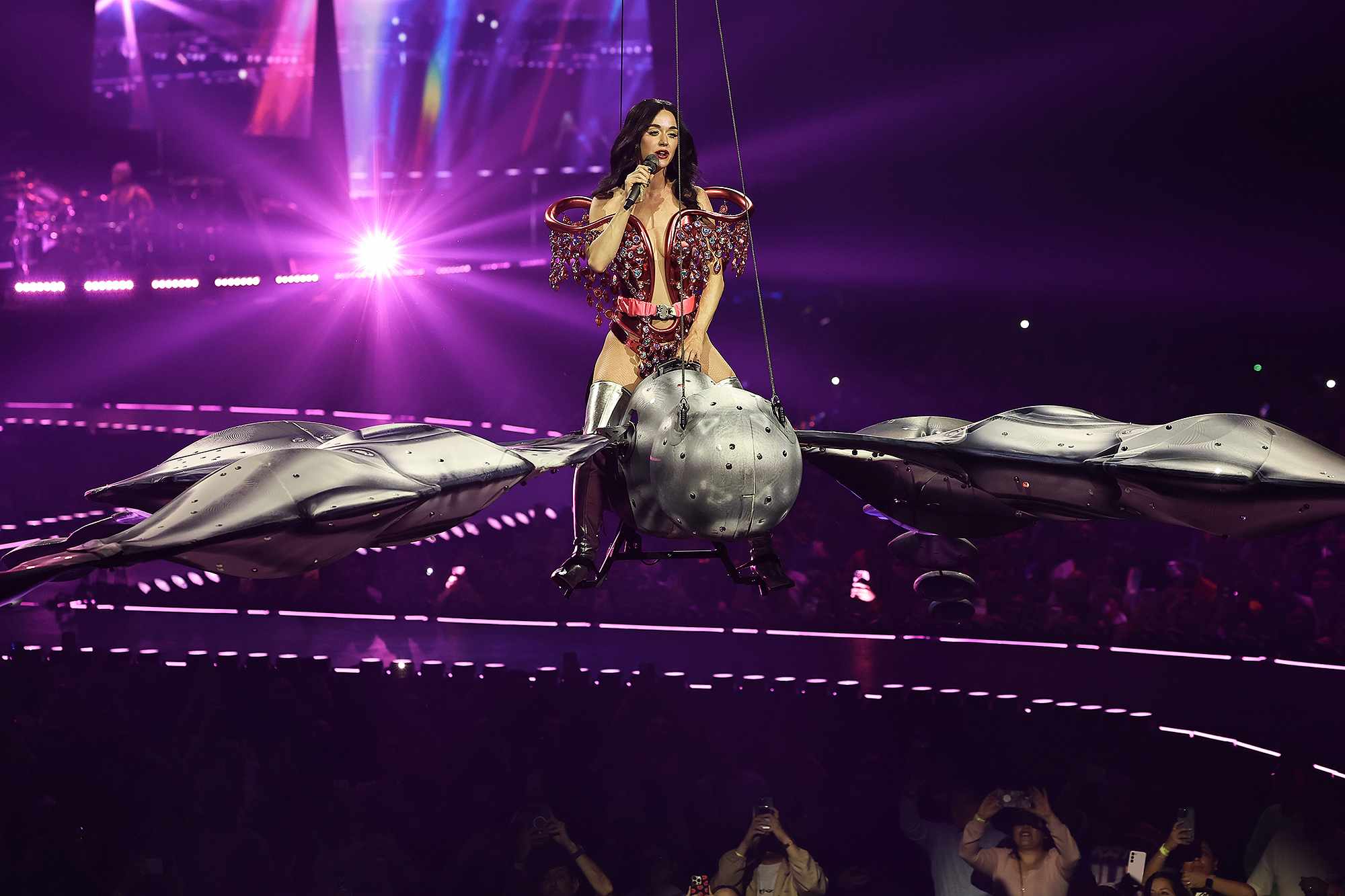 Βίντεο: Η Κέιτι Πέρι παραλίγο να πέσει από αιωρούμενη «πεταλούδα» κατά τη διάρκεια συναυλίας της