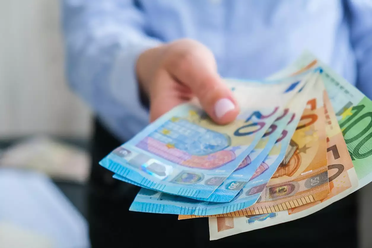 ΟΠΕΚΑ: Ποιοι δικαιούνται το επίδομα των 1.000 ευρώ – Πώς θα κάνετε αίτηση