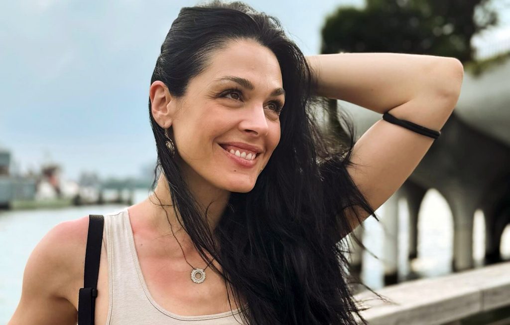 Ιωάννα Τριανταφυλλίδου: Ποζάρει με μαγιό στην παραλία και δείχνει τη φουσκωμένη κοιλίτσα της (φωτο)