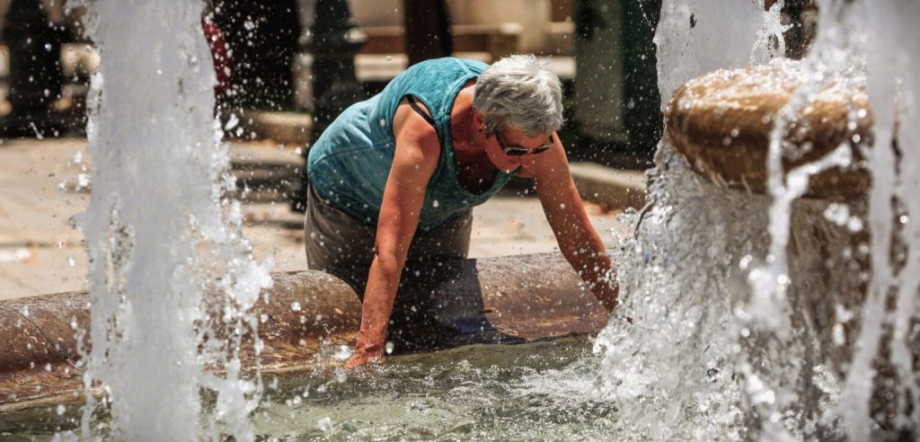 Καύσωνας: Περισσότεροι θάνατοι λόγω παρατεταμένης ζέστης – Ποιος είναι ο κανόνας των 30 λεπτών για το θερμικό σοκ