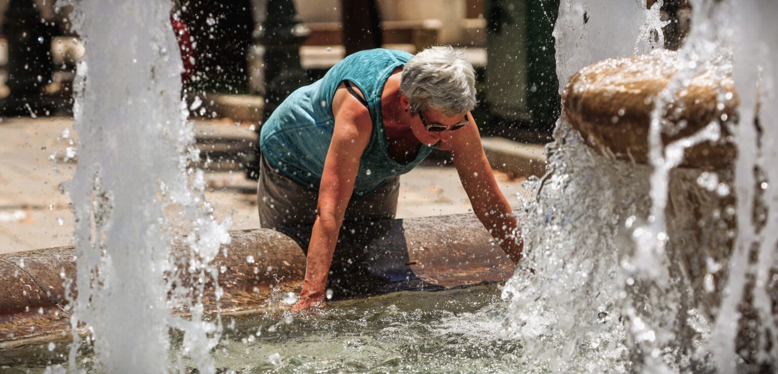 Καύσωνας: Περισσότεροι θάνατοι λόγω παρατεταμένης ζέστης – Ποιος είναι ο κανόνας των 30 λεπτών για το θερμικό σοκ