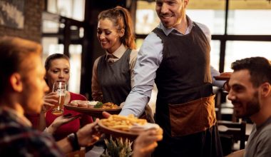 Ψυχολόγος αποκαλύπτει: Τι σημαίνει να βοηθάτε τους σερβιτόρους να μαζέψουν το τραπέζι