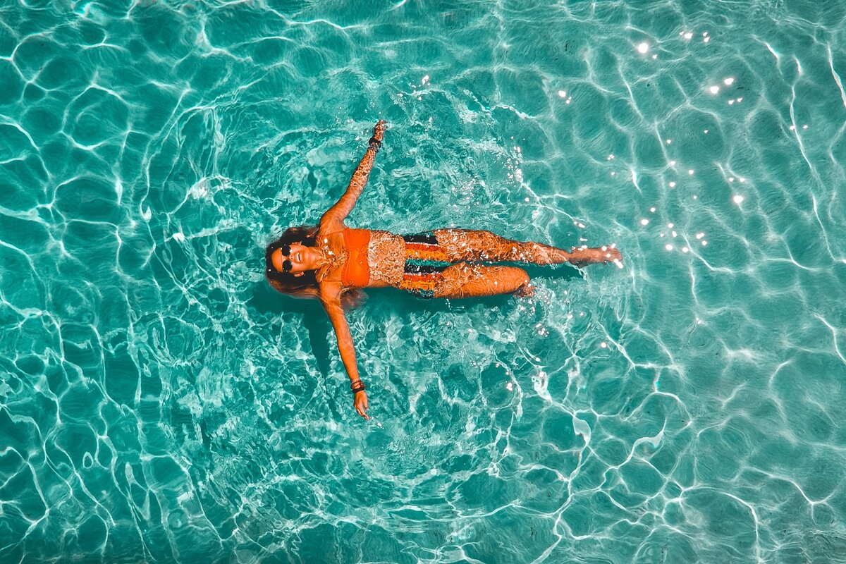 Αυτά είναι τα οφέλη που έχει για την υγεία το κολύμπι – Πόσες θερμίδες «καίμε»