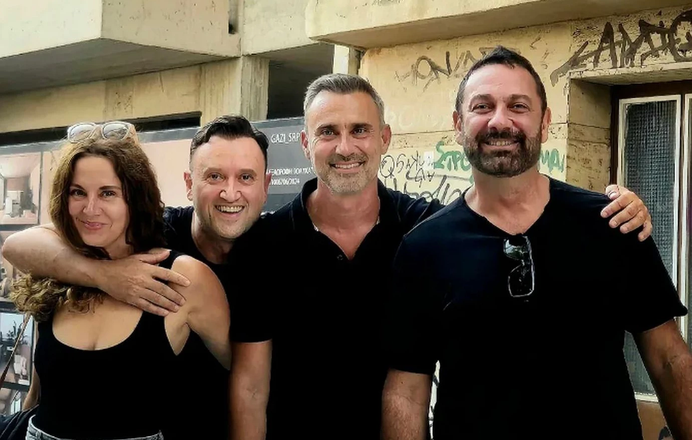 Η παρέα του «Παρά Πέντε» φωτογραφήθηκε μαζί μετά την κηδεία του Γ.Μιχελή (φωτο)