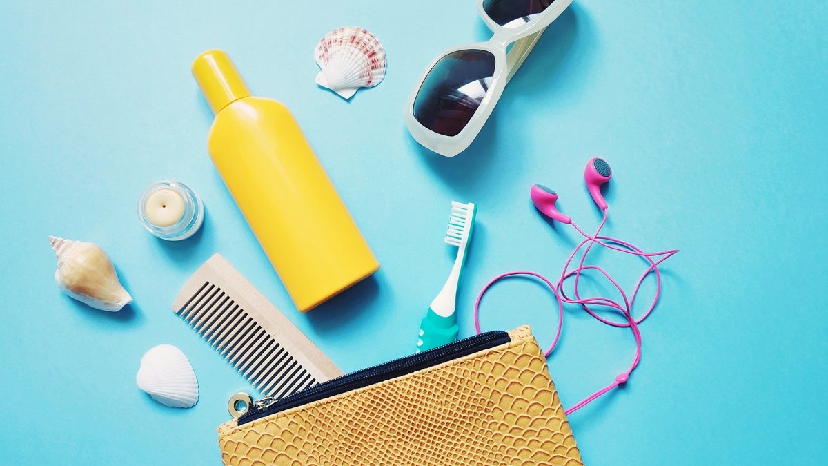 Ετοιμάζεσαι για διακοπές; – Αυτά είναι τα προϊόντα που δεν πρέπει να λείπουν από το νεσεσέρ σου