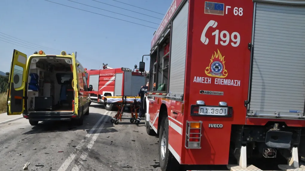 Δύο τραυματίες σε τροχαίο ατύχημα στο κέντρο της Αθήνας – Όχημα «καρφώθηκε» σε φανάρι και κολώνα φωτισμού