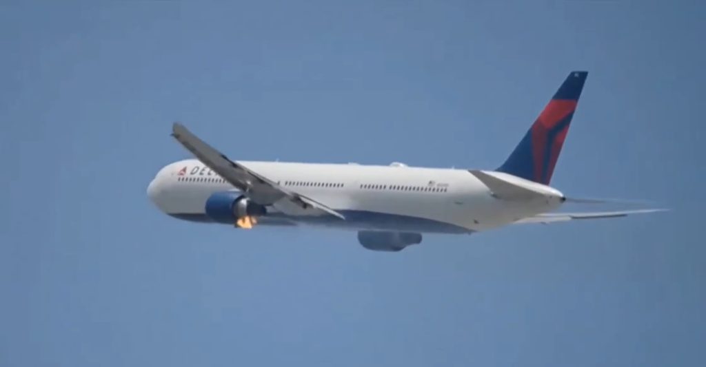 Πανικός στον αέρα: Αναγκαστική προσγείωση αεροσκάφους μετά από φωτιά στον κινητήρα (βίντεο)