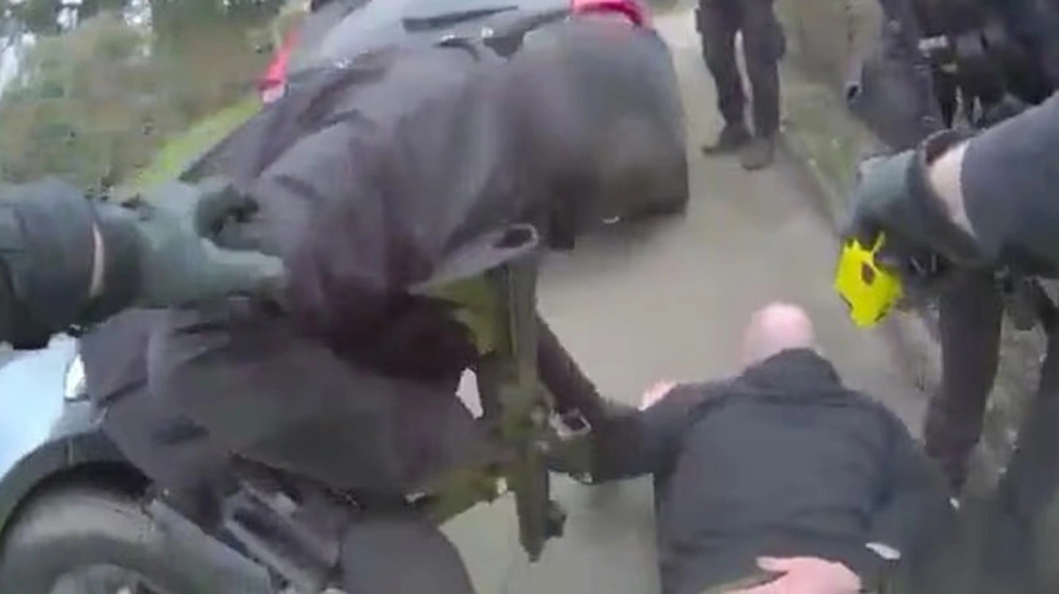 Βίντεο: Επεισοδιακή σύλληψη διακινητή ναρκωτικών στη Βρετανία – Είχε παραλάβει κοκαΐνη αξίας 4,5 εκατ. ευρώ!