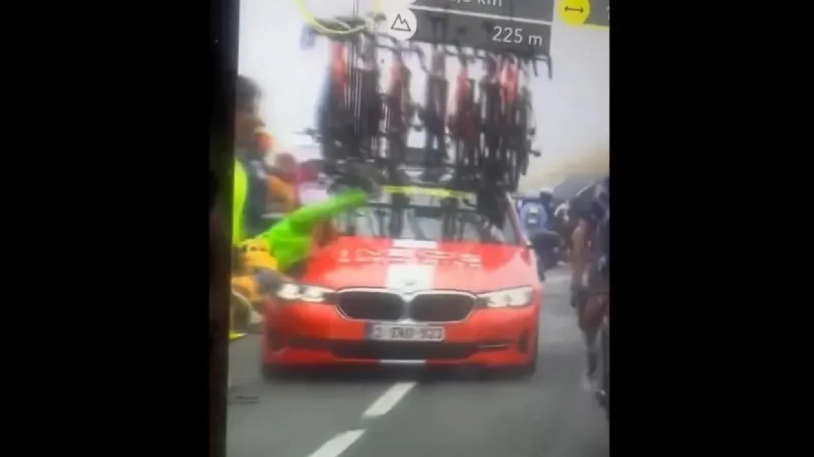 Ποδηλατικός Γύρος Γαλλίας: H στιγμή που όχημα συνοδείας παρασύρει θεατή στην ανάβαση του Περεσούρντ (βίντεο)