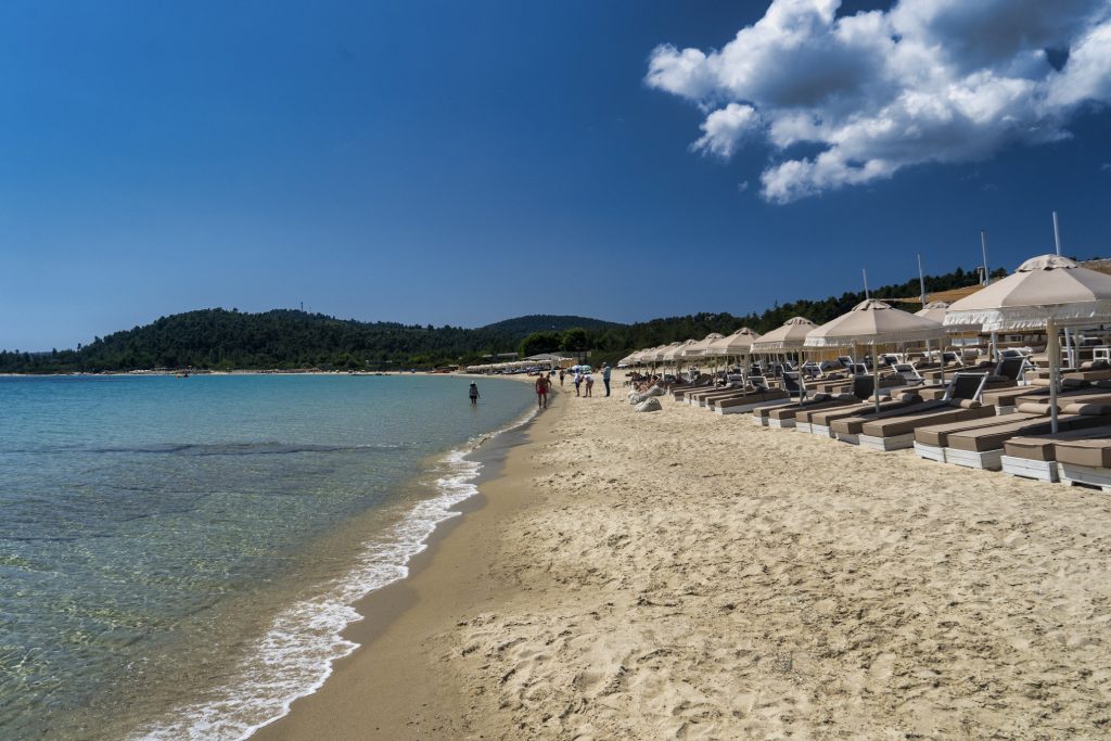 «Κύμα» καταγγελιών για παραβάσεις σε παραλίες της Χαλκιδικής – Ξηλώθηκε beach bar