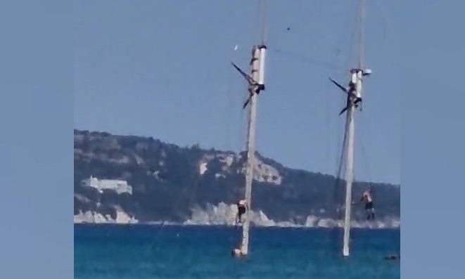 Επικίνδυνο «παιχνίδι» ομάδας νεαρών στα Χανιά: H στιγμή που βουτούν στη θάλασσα από κατάρτι βυθισμένου ιστιοφόρου