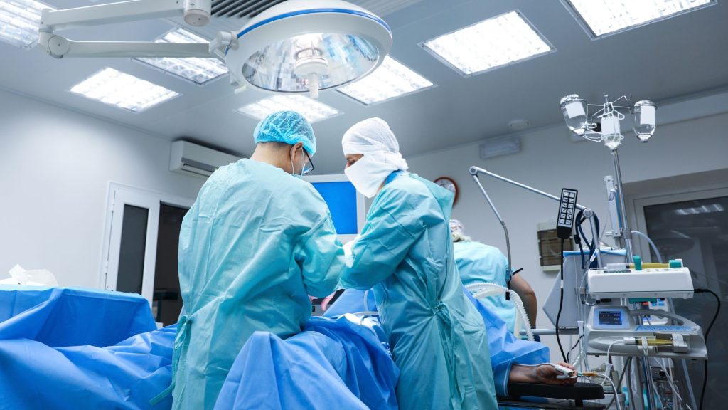 Ήθελε να ψηλώσει: Άνδρας από τη Γεωργία ξόδεψε 42.000 ευρώ για επέμβαση επιμήκυνσης ποδιών: To αποτέλεσμα (βίντεο)