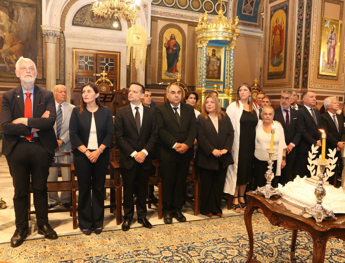 Μόνο… φέσι δεν έβαλε ο Λοβέρδος στο μνημόσυνο για τους πεσόντες της Κύπρου: Εμφανίστηκε με… κόκκινη γραβάτα!