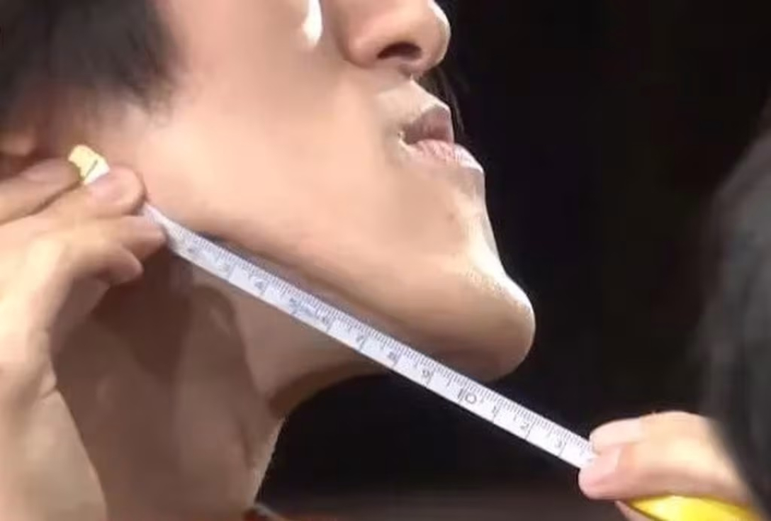 Iάπωνας Youtuber έχει γίνει viral για το μακρύ… πηγούνι του! – «Δεν έχω ξαναδεί κάτι τέτοιο» (φωτο – βίντεο)