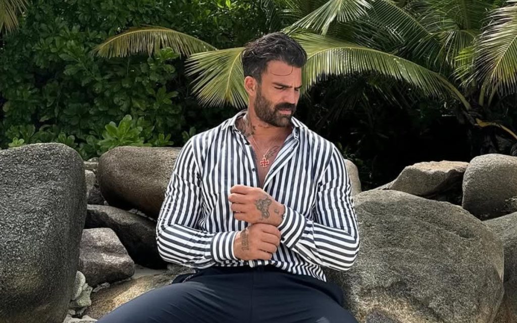 Στη Μύκονο για διακοπές ο Δημήτρης Αλεξάνδρου: Η βόλτα με φουσκωτό προς τη Δήλο με καλή παρέα (βίντεο)