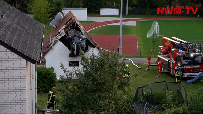 Γερμανία: Αυτοκίνητο «εκτοξεύτηκε» στη στέγη αχυρώνα μετά από τροχαίο –Σοβαρά τραυματισμένο ένα παιδί (βίντεο)
