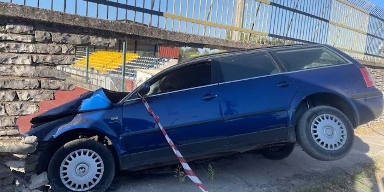 Επεισοδιακή καταδίωξη στην Ηγουμενίτσα: IX προσέκρουσε σε τοίχο – Δείτε εικόνες