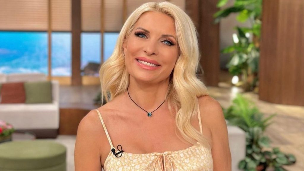 Στιγμές χαλάρωσης για την Ε.Μενεγάκη στην Άνδρο: Δείτε φωτογραφίες