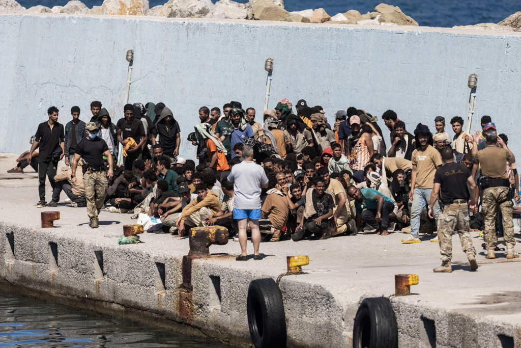 Στο Λαύριο έφτασαν 247 παράνομοι μετανάστες από την Κρήτη – Θα μεταφερθούν σε κέντρα κράτησης (βίντεο)