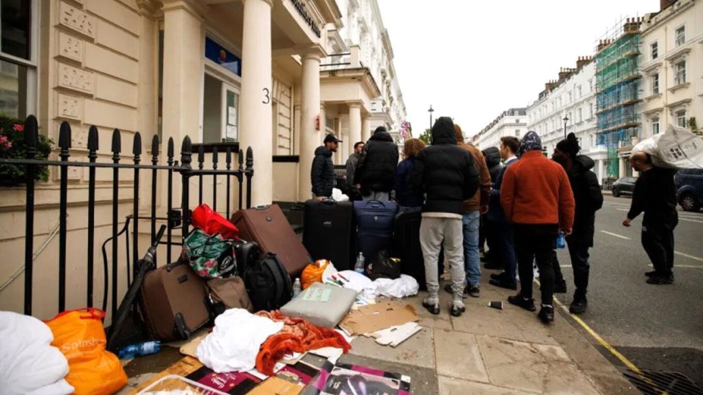 Νέο σκάνδαλο με παράνομους μετανάστες στην Βρετανία: Έμεναν δωρεάν σε ξενοδοχεία και έβγαιναν και εγκληματούσαν