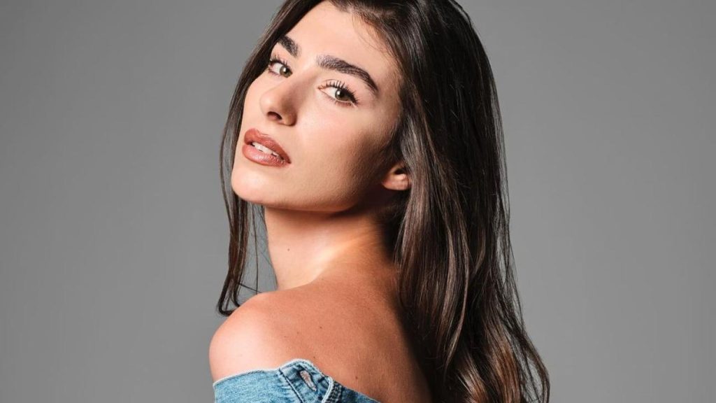 Η Χρύσα Μιχαλοπούλου απολαμβάνει τις καλοκαιρινές της διακοπές και ποζάρει τόπλες αγκαλιά με το βιβλίο της (φωτο)