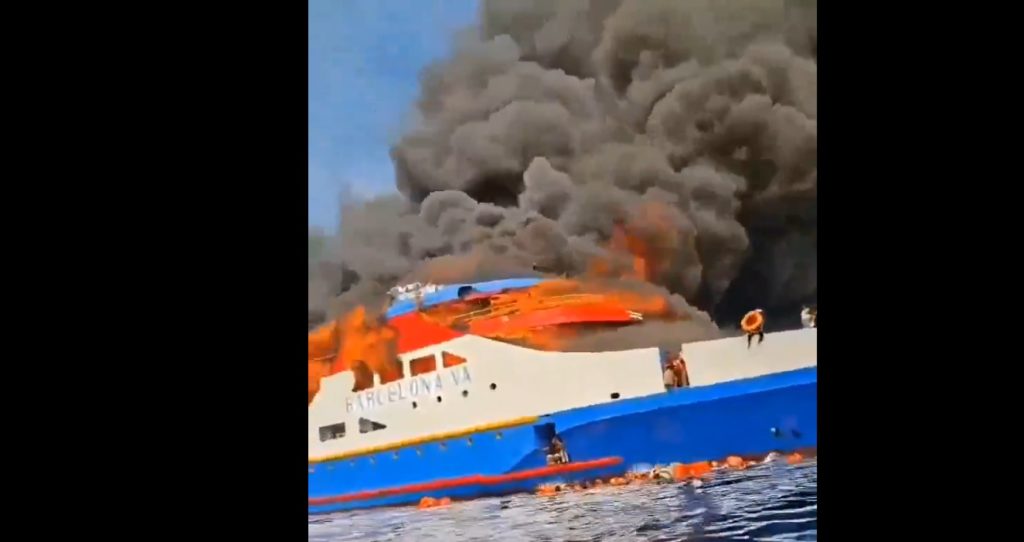 Ινδονησία: Πλοίο τυλίχθηκε στις φλόγες – Επιβάτες ουρλιάζουν και πηδούν στη θάλασσα – Τουλάχιστον 5 νεκροί (βίντεο)