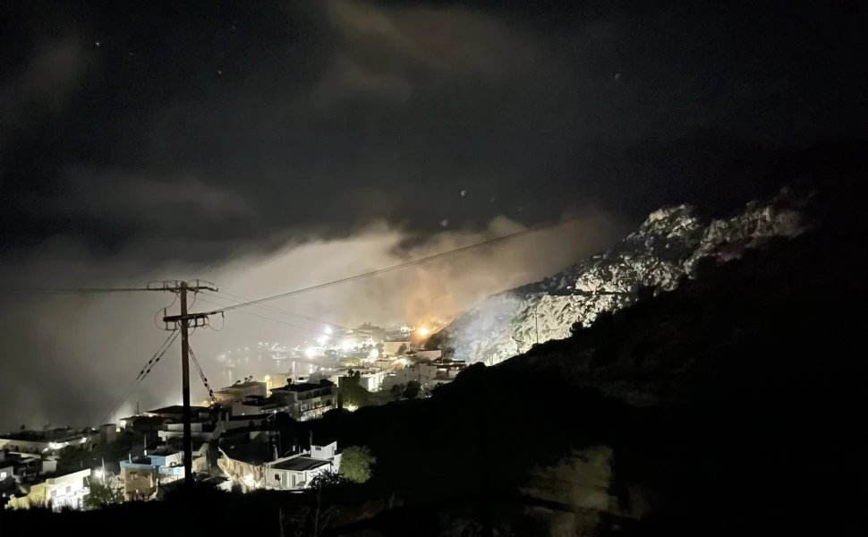 Ασυνήθιστο φαινόμενο στον Τσούτσουρο: Πυκνή ομίχλη από φαράγγι κάλυψε τον οικισμό (φωτο)