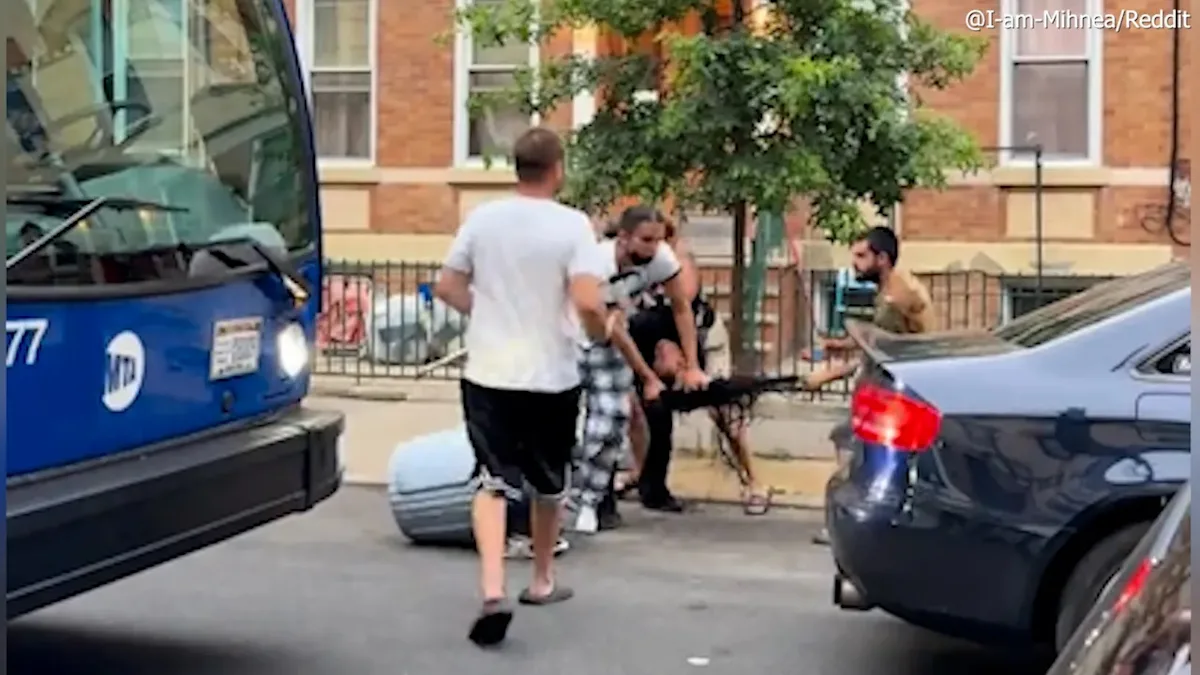 Βίντεο: «Ξεμαλλιάστηκαν» για μια θέση πάρκινγκ στη Νέα Υόρκη – Άγριο ξύλο στη μέση του δρόμου